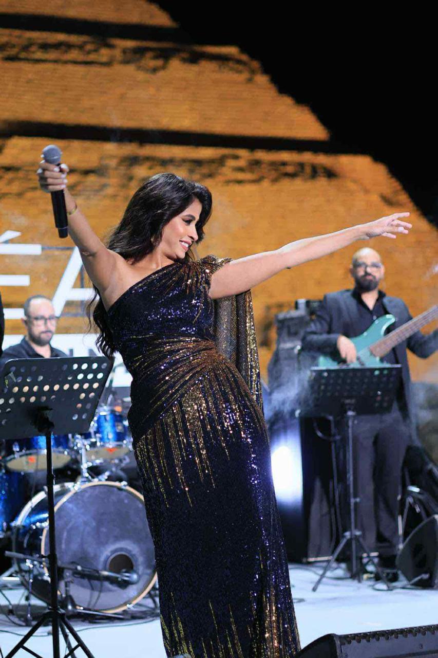 محطة مصر نيوز - روبي تتألق في حفل غنائي بالأهرامات بلمسة عالمية