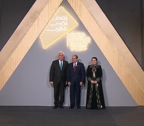 الرئيس السيسي والسيدة قرينته يصلان مقر احتفالية افتتاح المتحف المصري الكبير أخبار مصر والعالم لحظة بلحظة - الرئيس السيسي والسيدة قرينته يصلان مقر احتفالية افتتاح المتحف المصري الكبير