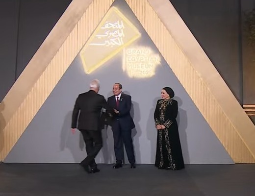 أخبار مصر والعالم لحظة بلحظة - الرئيس السيسي والسيدة قرينته يصلان مقر احتفالية افتتاح المتحف المصري الكبير
