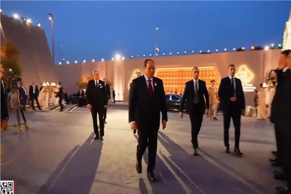 أخبار مصر والعالم لحظة بلحظة - الرئيس السيسي والسيدة قرينته يصلان مقر احتفالية افتتاح المتحف المصري الكبير
