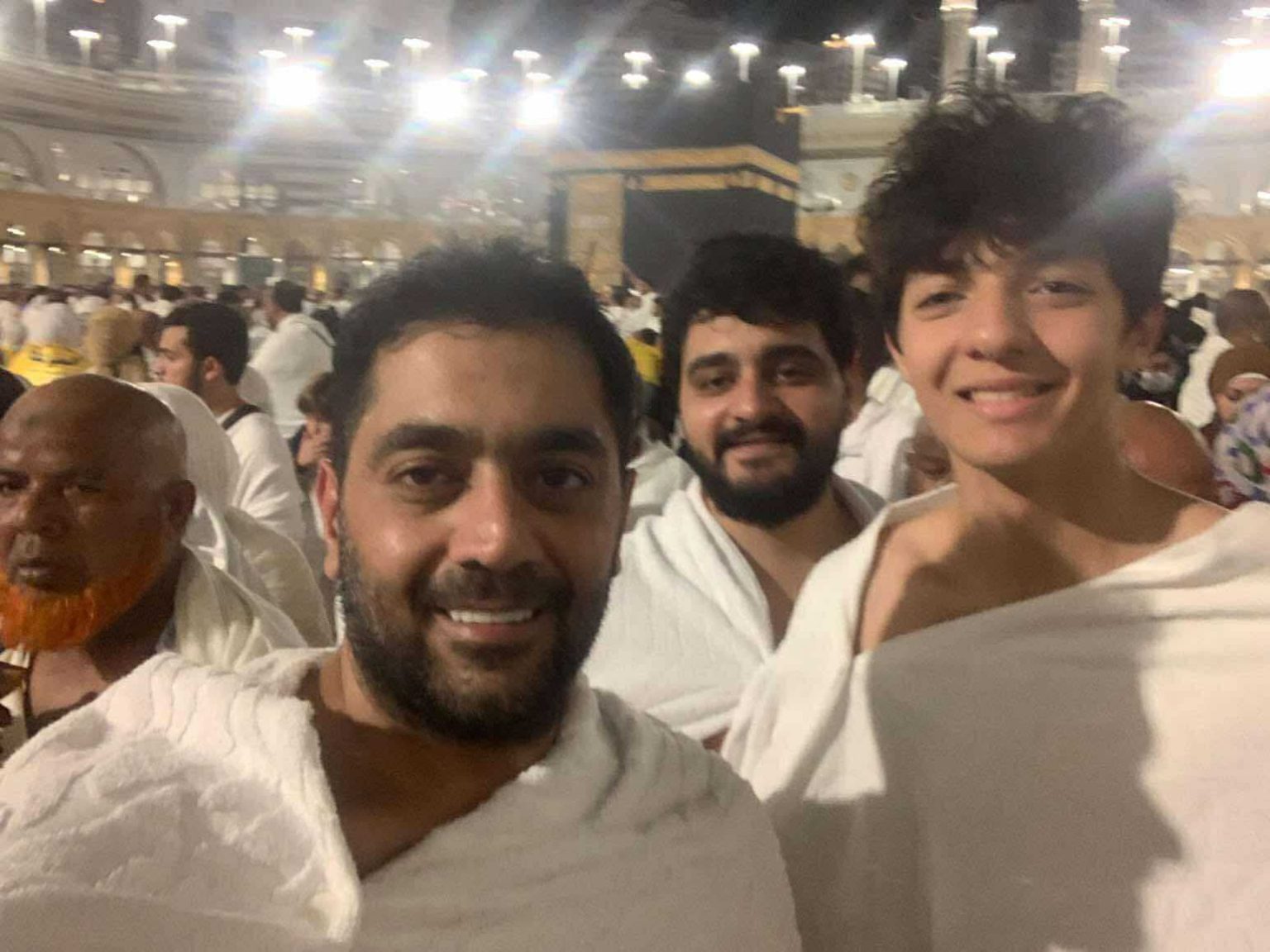 محطة مصر نيوز - أحمد فلوكس يؤدي العمرة مع نجله سيف في أجواء روحانية بمكة المكرمة