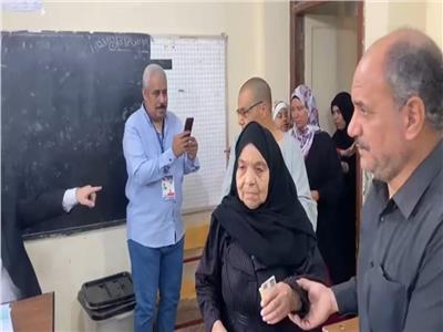 «85 عامًا ولا تزال تشارك».. مسنّة تدلي بصوتها في انتخابات مجلس النواب 2025 أخبار مصر - «85 عامًا ولا تزال تشارك».. مسنّة تدلي بصوتها في انتخابات مجلس النواب 2025