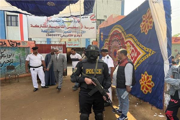 يؤكد على حسن التعامل مع المواطنين مدير أمن أسيوط يتفقد التمركزات الأمنية بمحيط اللجان الانتخابية أخبار مصر - يؤكد على حسن التعامل مع المواطنين مدير أمن أسيوط يتفقد التمركزات الأمنية بمحيط اللجان الانتخابية