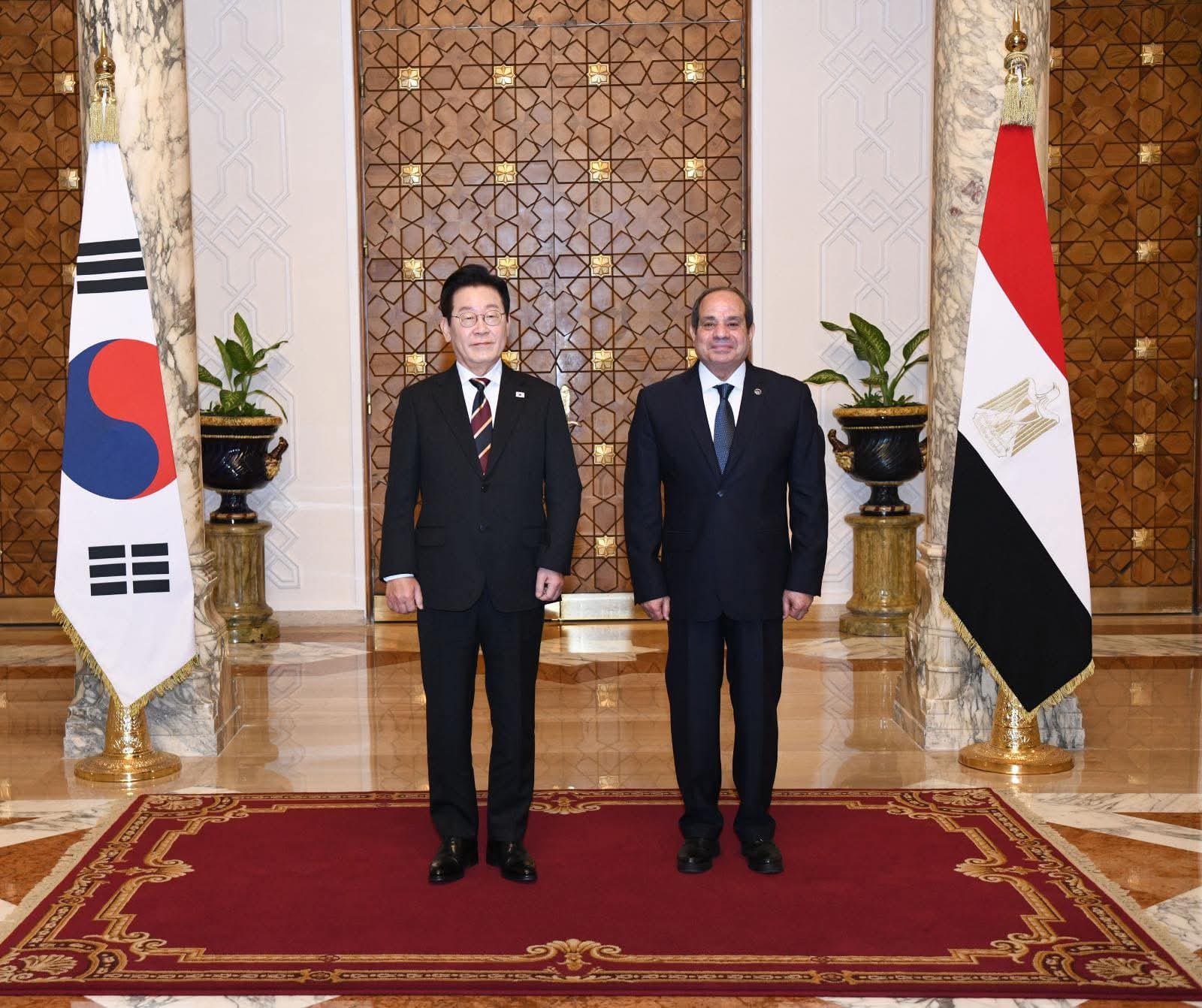 أخبار مصر - الرئيس عبد الفتاح السيسي يستقبل رئيس جمهورية كوريا