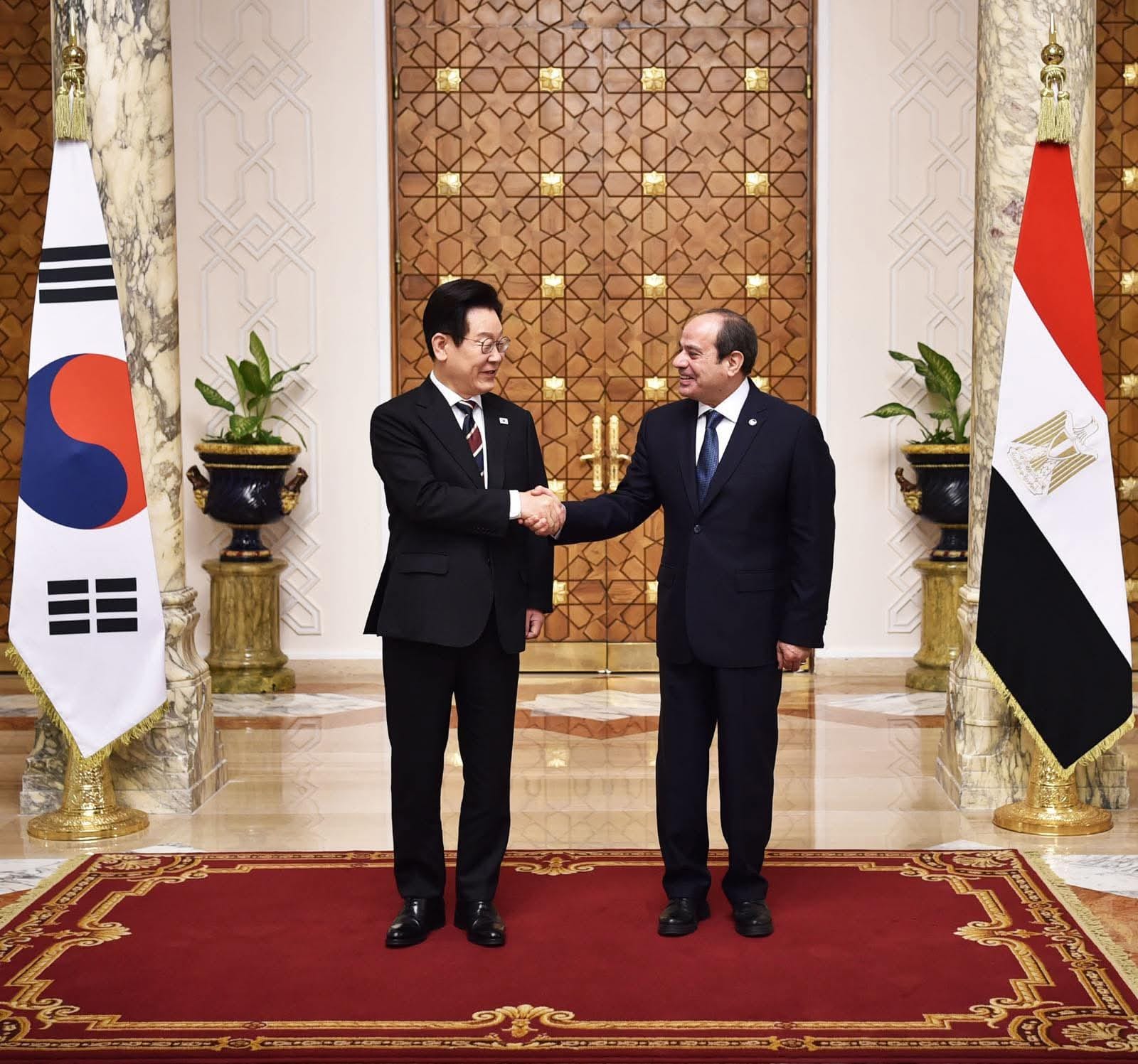 أخبار مصر - الرئيس عبد الفتاح السيسي يستقبل رئيس جمهورية كوريا