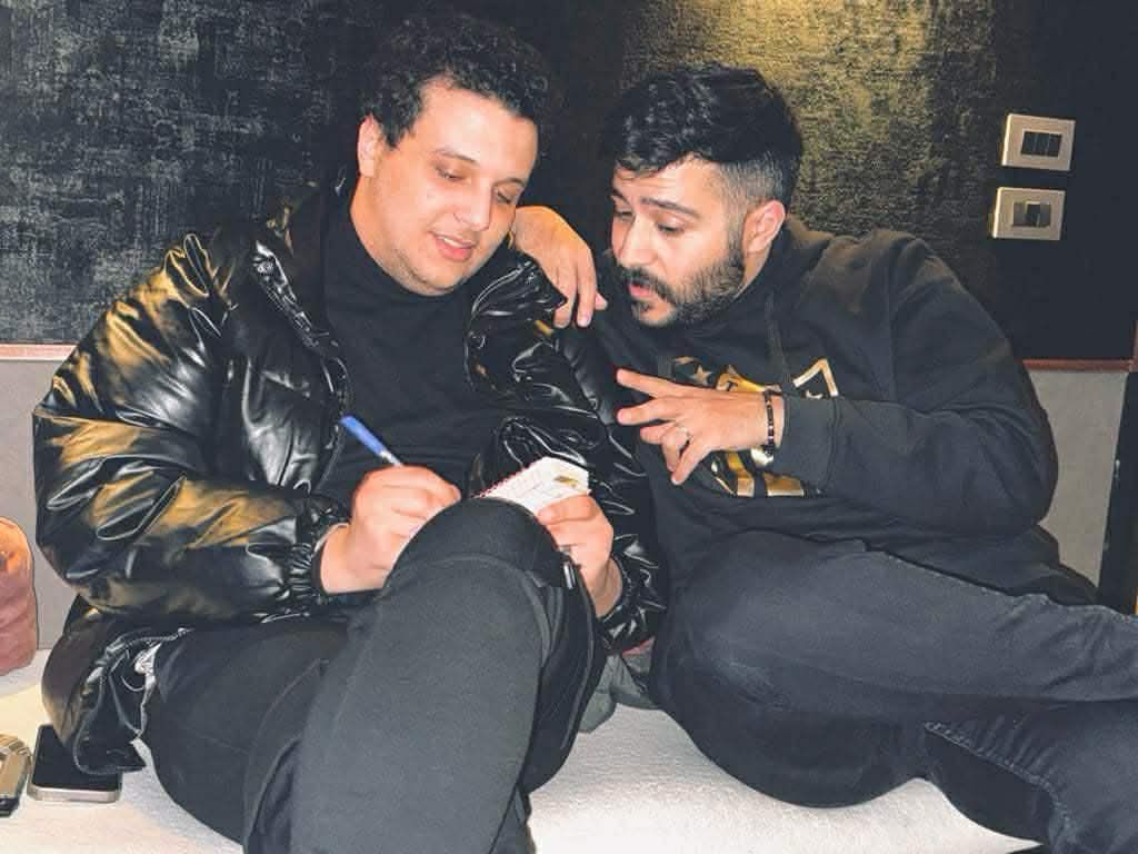 محطة مصر نيوز - أحمد كامل يقدّم ميني ألبوم "لسه حي" بتجربة استثنائية مع الشاعر مصطفى ناصر