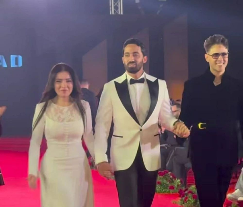 محطة مصر نيوز - أول ظهور رسمي لمي عز الدين وزوجها أحمد تيمور بإطلالة بيضاء تخطف الأنظار