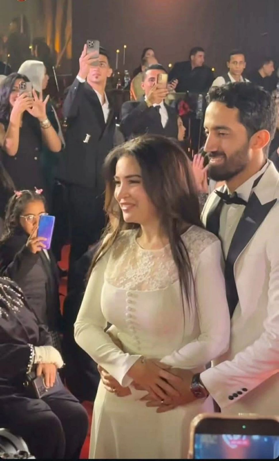 محطة مصر نيوز - أول ظهور رسمي لمي عز الدين وزوجها أحمد تيمور بإطلالة بيضاء تخطف الأنظار