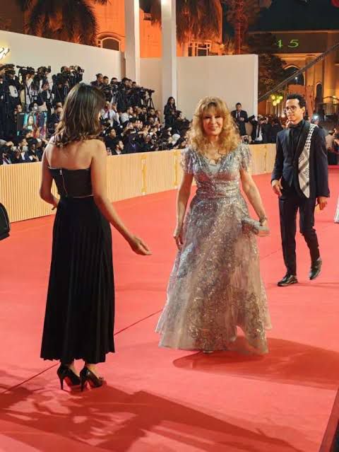 محطة مصر نيوز - تصفيق حار وترحيب استثنائي بنيللي في ختام مهرجان القاهرة السينمائي