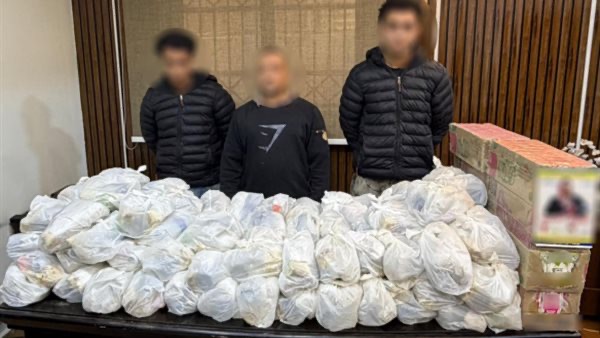 ضبط 3 من أنصار مرشحة في إمبابة بتهمة توزيع السلع التموينية على الناخبين للتصويت لصالحها أخبار مصر - ضبط 3 من أنصار مرشحة في إمبابة بتهمة توزيع السلع التموينية على الناخبين للتصويت لصالحها