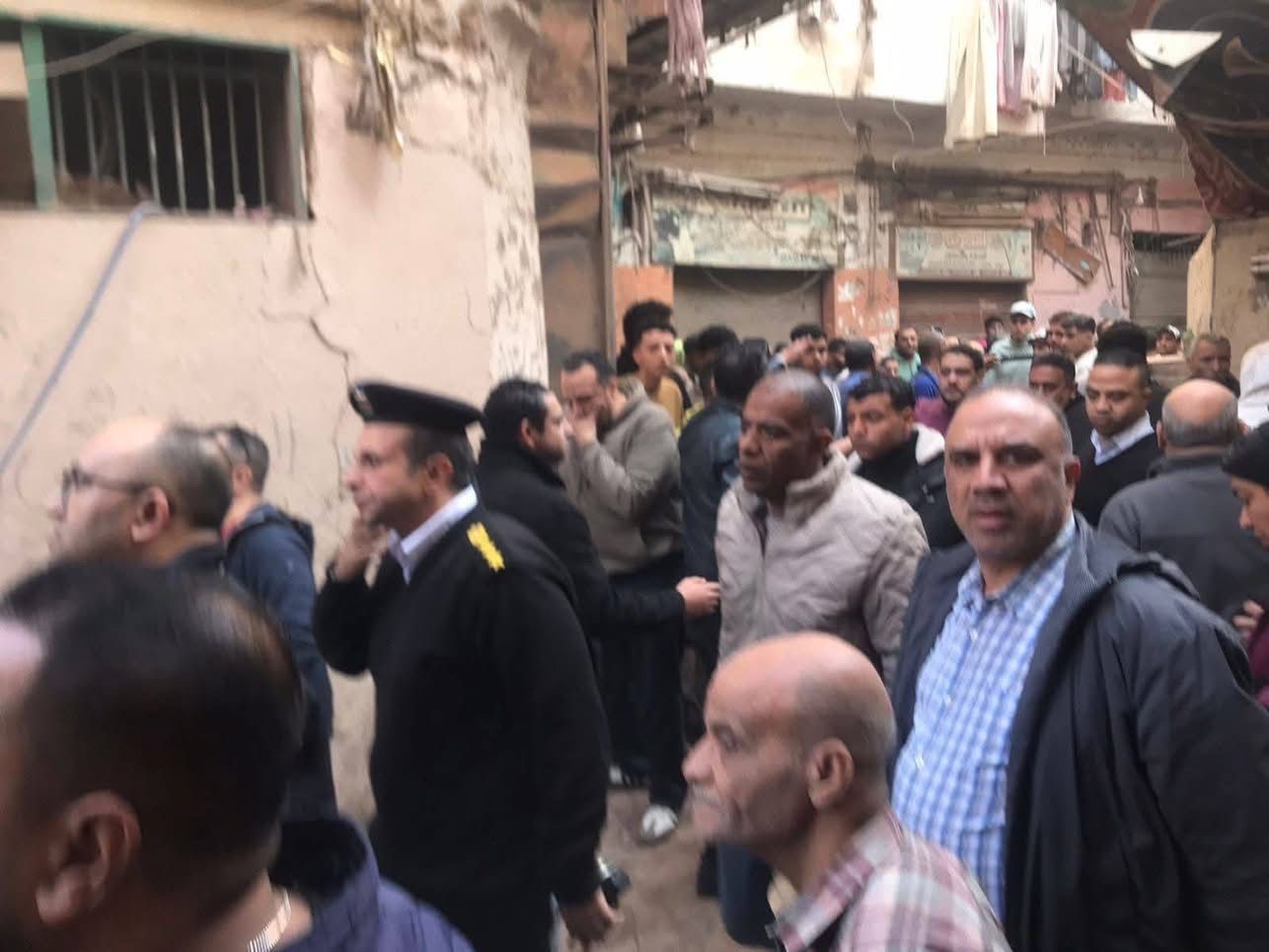 أخبار مصر - انتشال 5 مصابين من أسفل أنقاض عقار إمبابة المنهار | صور