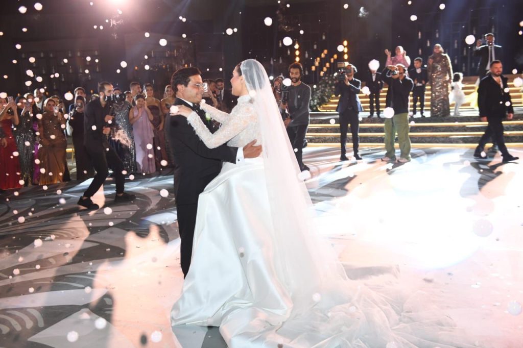 محطة مصر نيوز - دموع وضحكات في ليلة العمر.. محمد هنيدي يحتفل بزفاف ابنته وسط نجوم الفن