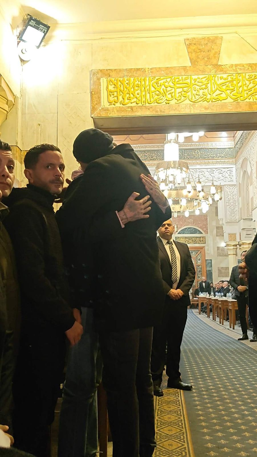 محطة مصر نيوز - أحمد السعدني يواسي نجلي سمية الألفي في عزائها بمسجد عمر مكرم