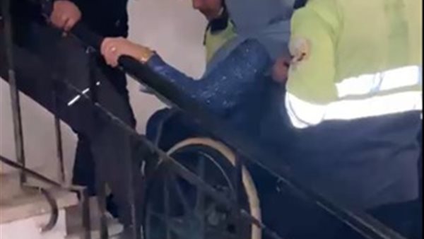 لفتة إنسانية.. أمن القاهرة يستجيب لاستغاثة شخص في نقل زوجته المسنة لمحل سكنها بالطابق الخامس في التجمع أخبار مصر - لفتة إنسانية.. أمن القاهرة يستجيب لاستغاثة شخص في نقل زوجته المسنة لمحل سكنها بالطابق الخامس في التجمع