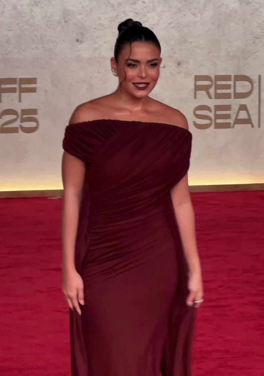 محطة مصر نيوز - أسماء جلال تتألق على الريد كاربت في ثاني أيام مهرجان البحر الأحمر السينمائي 2025