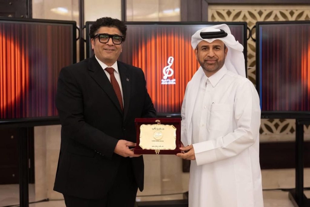 محطة مصر نيوز - رئيس الأوبرا يتسلم درع تكريم مهرجان الأوبرا العربية الأول بالدوحة