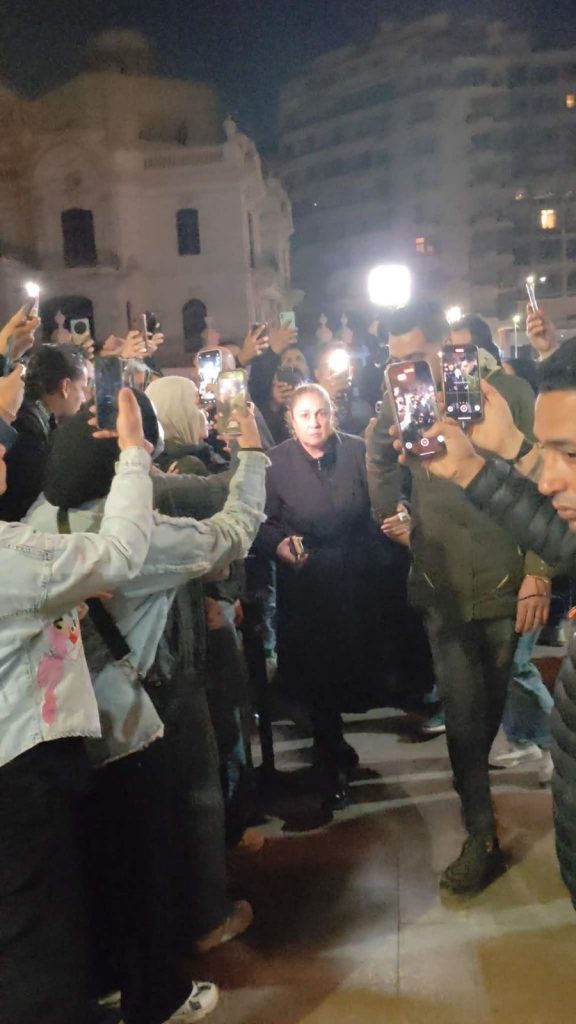 محطة مصر نيوز - شيرين تودّع سمية الألفي بالدموع في عزائها بمسجد عمر مكرم