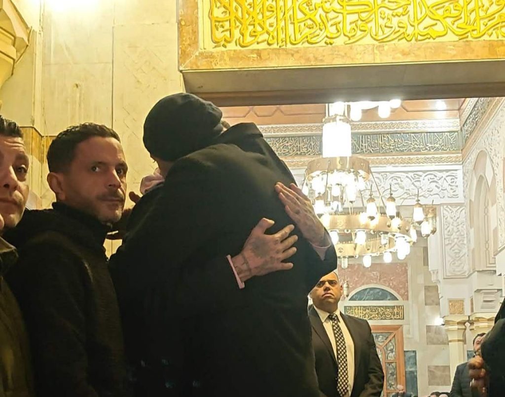 محطة مصر نيوز - أحمد السعدني يواسي نجلي سمية الألفي في عزائها بمسجد عمر مكرم