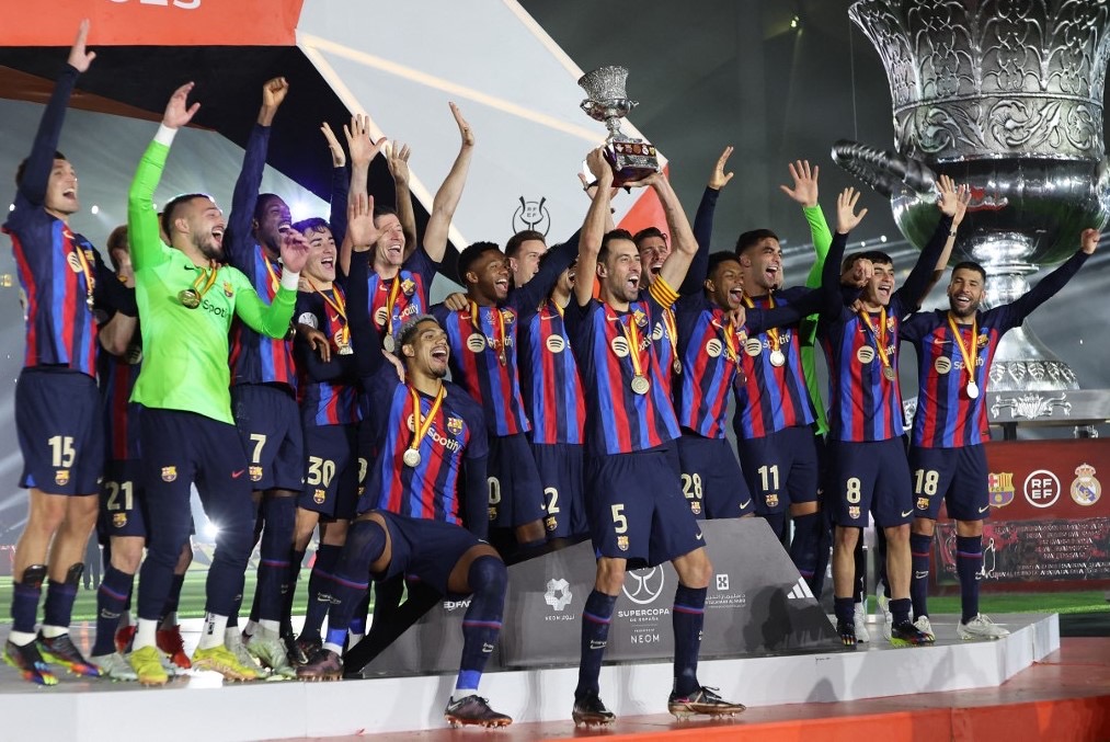 برشلونة يُطيح بـ ريال مدريد.. ويُتوج بكأس السوبر الإسباني أخبار مصر والعالم لحظة بلحظة - برشلونة يُطيح بـ ريال مدريد.. ويُتوج بكأس السوبر الإسباني
