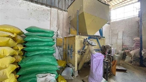 ضبط مصنع ومخزنين لتصنيع الأعلاف الحيوانية والأسمدة الزراعية المغشوشة بالبحيرة أخبار مصر - ضبط مصنع ومخزنين لتصنيع الأعلاف الحيوانية والأسمدة الزراعية المغشوشة بالبحيرة