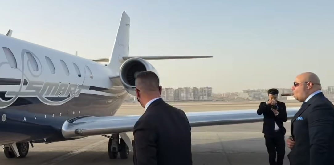 أخبار مصر - القبض على مصوري فيديو المحامي أشرف نبيل خلال استقلاله طائرة خاصة بالمطار