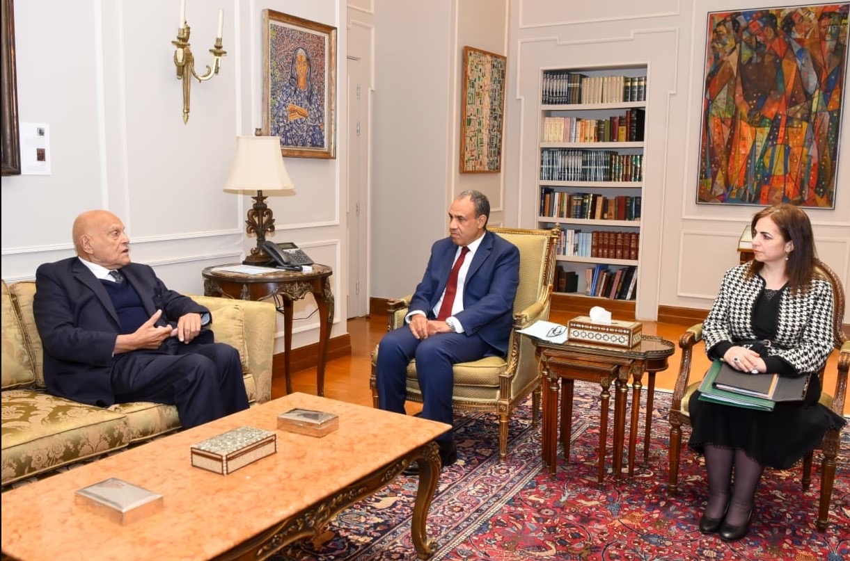 أخبار مصر - وزير الخارجية يلتقي البروفيسور د. مجدي يعقوب.. ويشيد بالدور الإنساني والتنموي للمشروعات الصحية