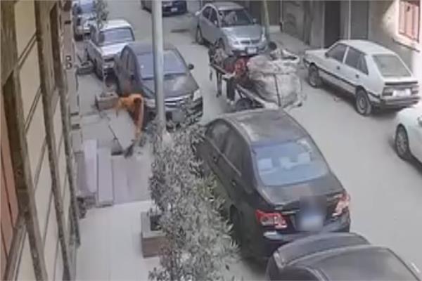 كشف ملابسات فيديو متداول لسرقة غطاء صرف صحي بأسيوط وضبط المتهمين أخبار مصر - كشف ملابسات فيديو متداول لسرقة غطاء صرف صحي بأسيوط وضبط المتهمين