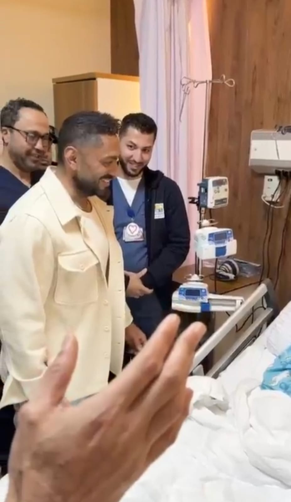 محطة مصر نيوز - تامر حسني يفتتح غرفة العناية المركزة الرابعة كصدقة جارية داخل مستشفى الناس للعلاج المجاني