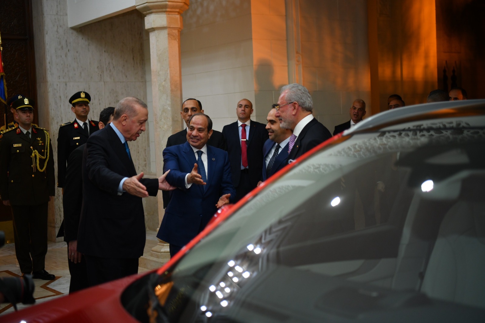 أخبار مصر - الرئيس التركي رجب طيب اردوغان يُهدي الرئيس السيسي سيارة كهربائية