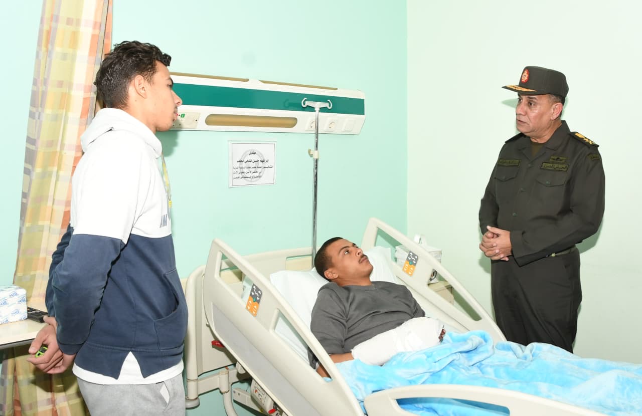 محطة مصر نيوز - وزير الدفاع والإنتاج الحربى يزور عدد من المصابين بمجمع الجلاء الطبى للقوات المسلحة