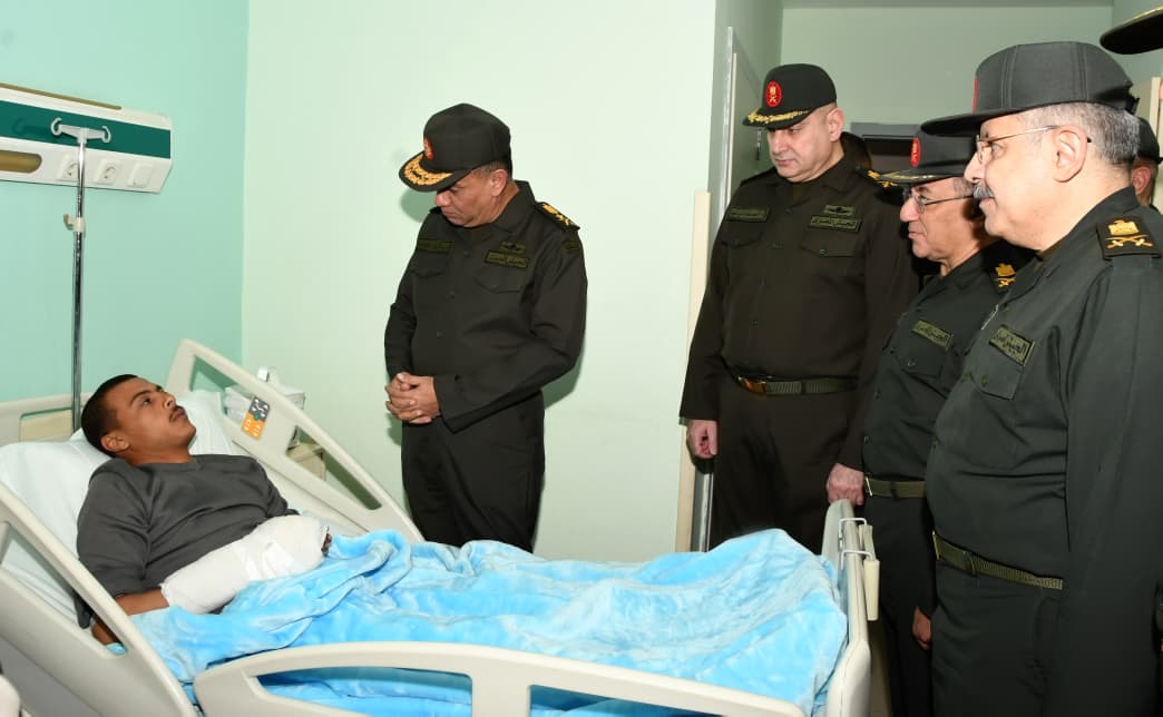 محطة مصر نيوز - وزير الدفاع والإنتاج الحربى يزور عدد من المصابين بمجمع الجلاء الطبى للقوات المسلحة