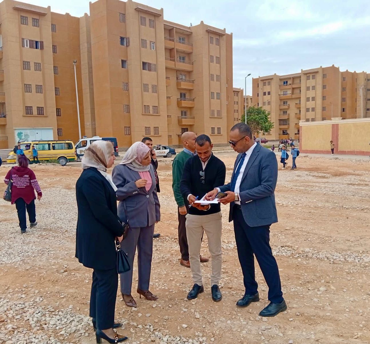أخبار مصر والعالم لحظة بلحظة - النيابة الإدارية بأسيوط تعاين موقع سقوط طفل ومصرعه في موقع تحت الإنشاء