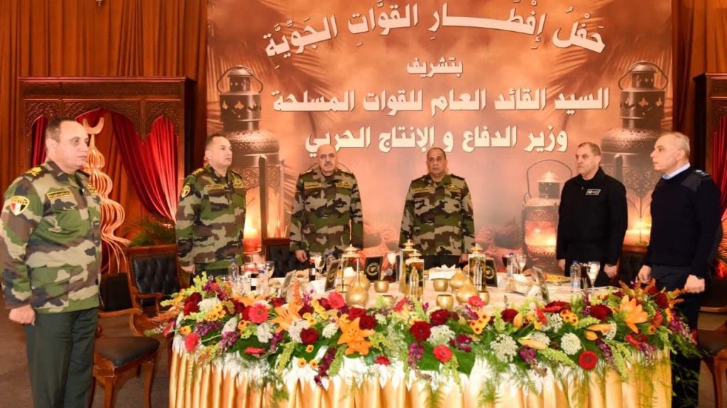 محطة مصر نيوز - وزير الدفاع والإنتاج الحربى يلتقى مقاتلى القوات الجوية ويشاركهم تناول وجبة الإفطار