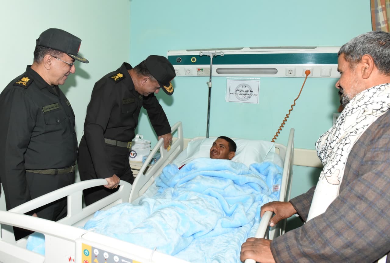 محطة مصر نيوز - وزير الدفاع والإنتاج الحربى يزور عدد من المصابين بمجمع الجلاء الطبى للقوات المسلحة