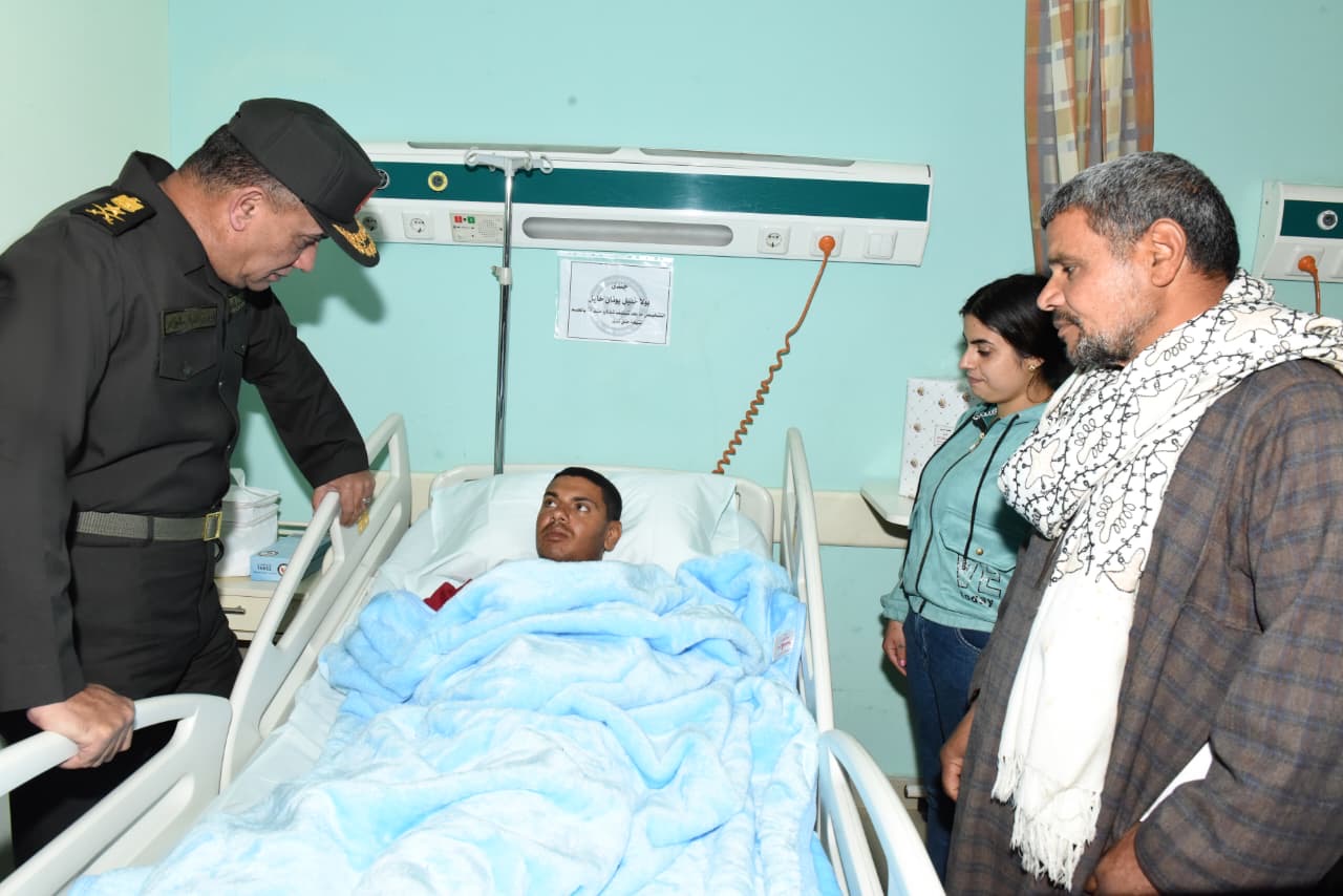 محطة مصر نيوز - وزير الدفاع والإنتاج الحربى يزور عدد من المصابين بمجمع الجلاء الطبى للقوات المسلحة