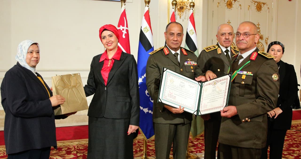 محطة مصر نيوز - وزير الدفاع والإنتاج الحربي يكرم عدداً من القادة الذين أوفوا العطاء بالقوات المسلحة