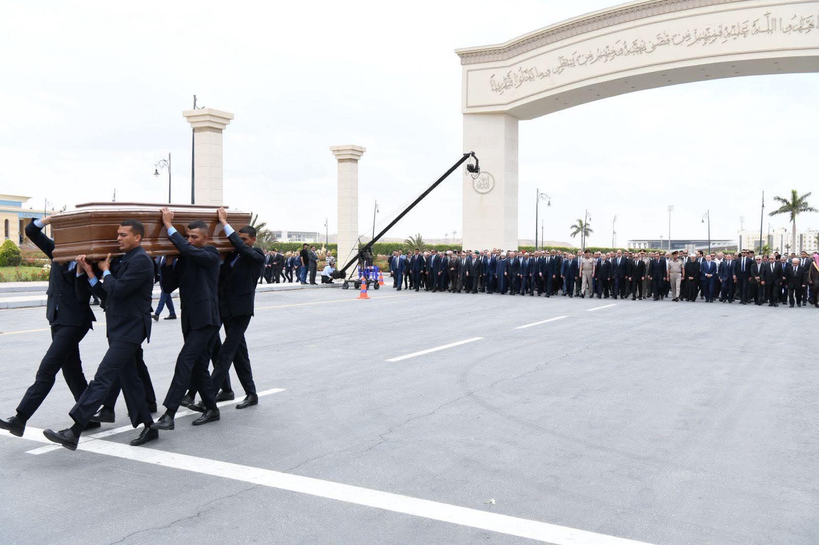 محطة مصر نيوز - الرئيس السيسي يتقدم مشيعي جنازة اللواء كمال مدبولي والد الدكتور مصطفى مدبولي