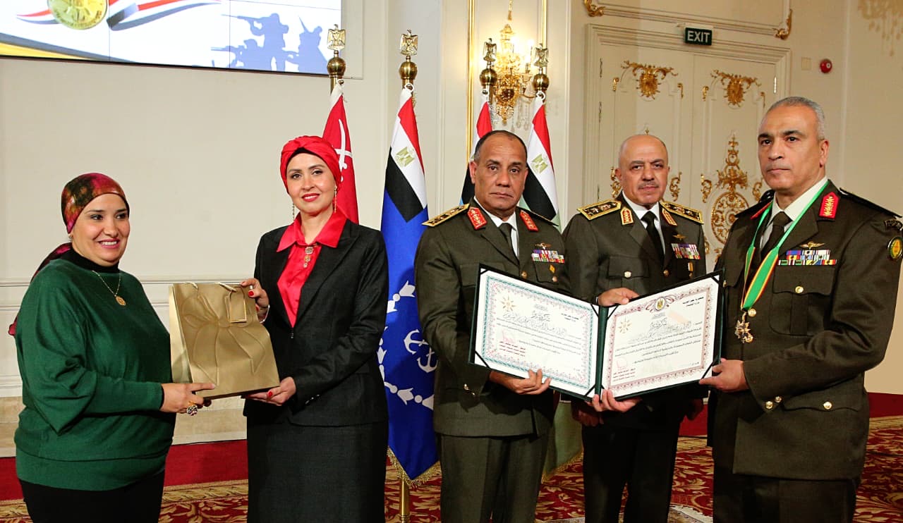 محطة مصر نيوز - وزير الدفاع والإنتاج الحربي يكرم عدداً من القادة الذين أوفوا العطاء بالقوات المسلحة