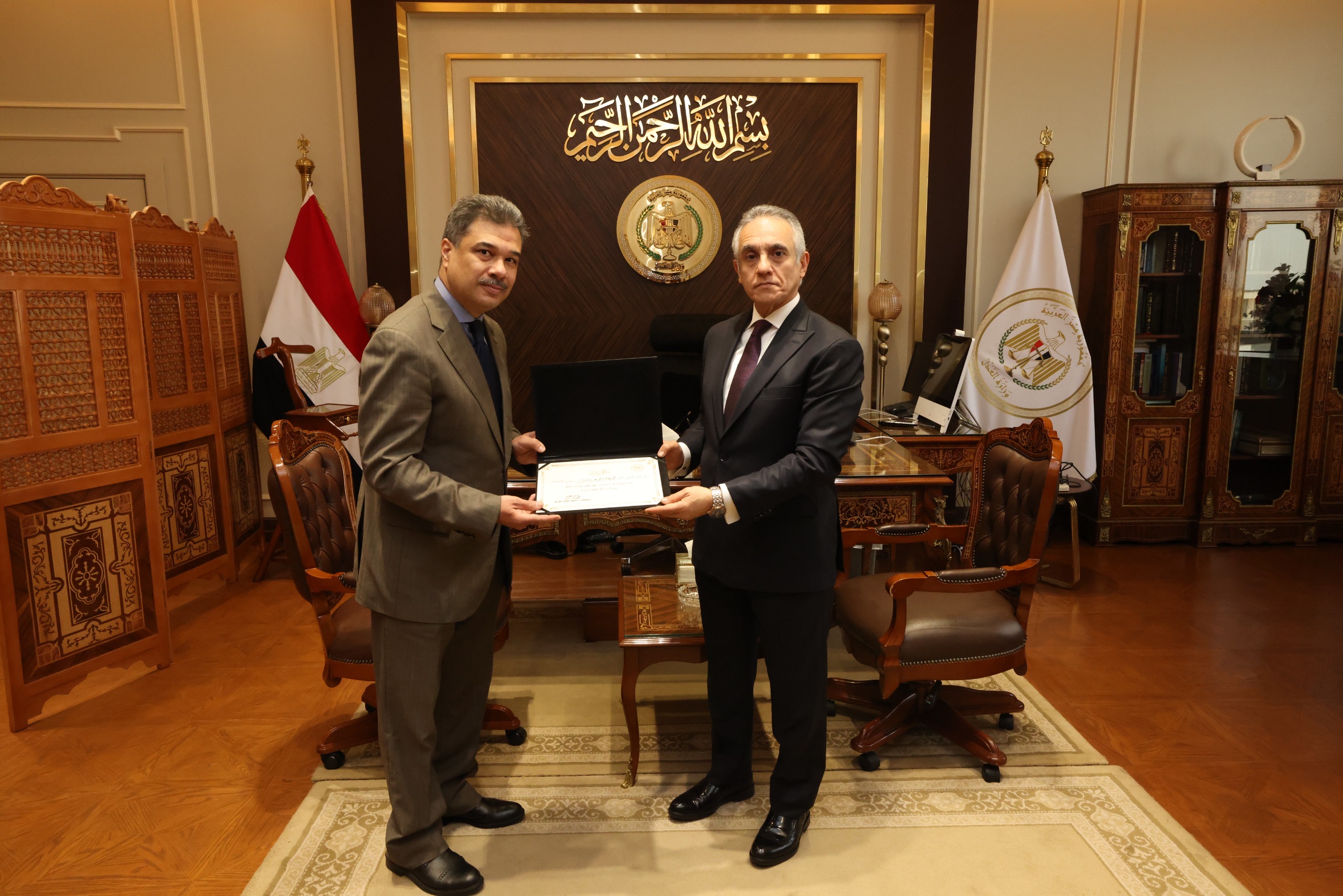 أخبار مصر والعالم لحظة بلحظة - لتطوير العمل القضائي.. وزير العدل ينتدب 13 مساعداً جديداً ويُكرم مساعدي الوزير السابقين