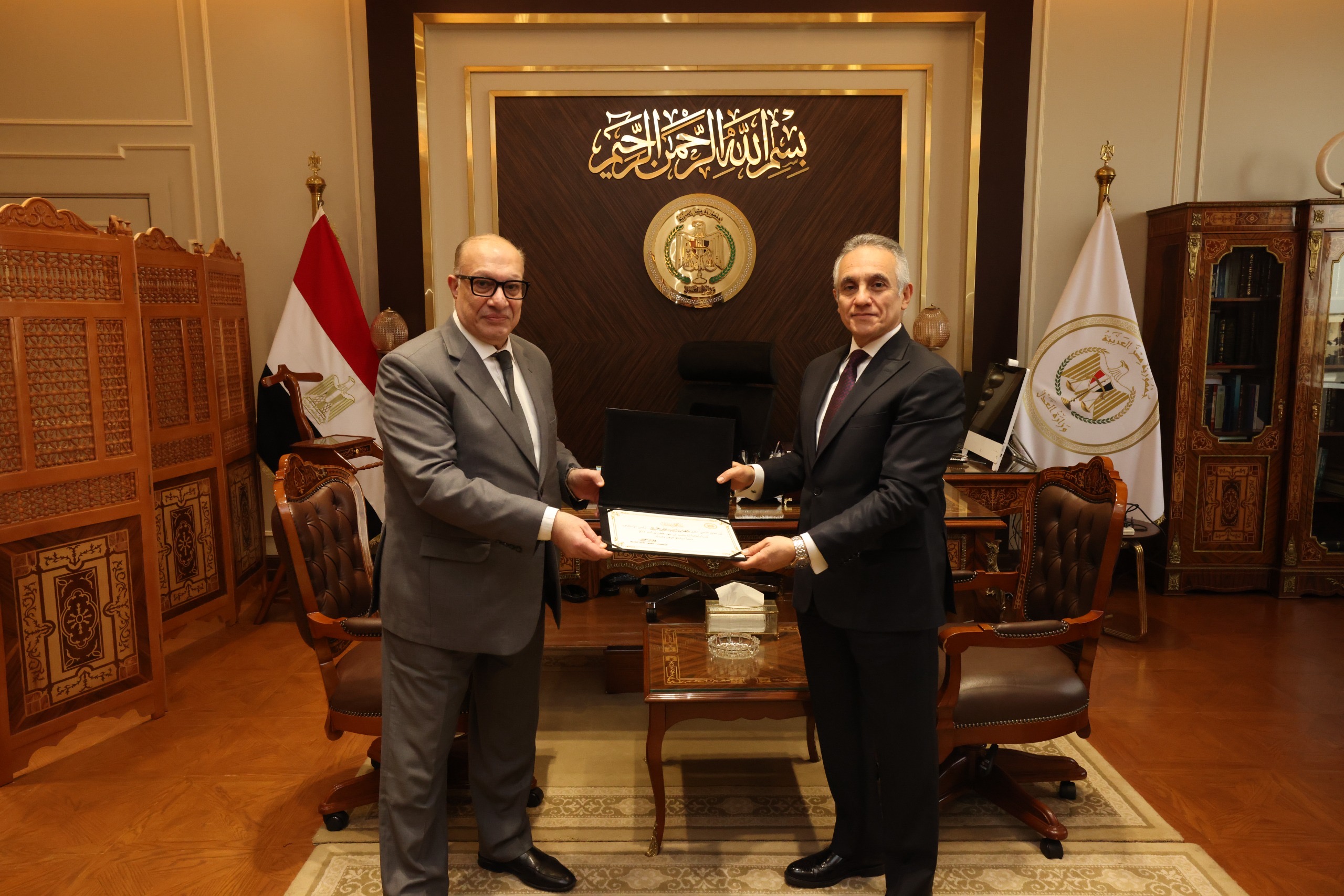 أخبار مصر والعالم لحظة بلحظة - لتطوير العمل القضائي.. وزير العدل ينتدب 13 مساعداً جديداً ويُكرم مساعدي الوزير السابقين