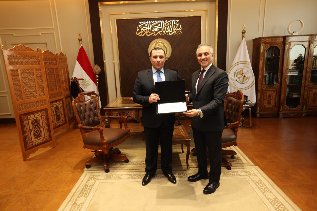 لتطوير العمل القضائي.. وزير العدل ينتدب 13 مساعداً جديداً ويُكرم مساعدي الوزير السابقين أخبار مصر والعالم لحظة بلحظة - لتطوير العمل القضائي.. وزير العدل ينتدب 13 مساعداً جديداً ويُكرم مساعدي الوزير السابقين