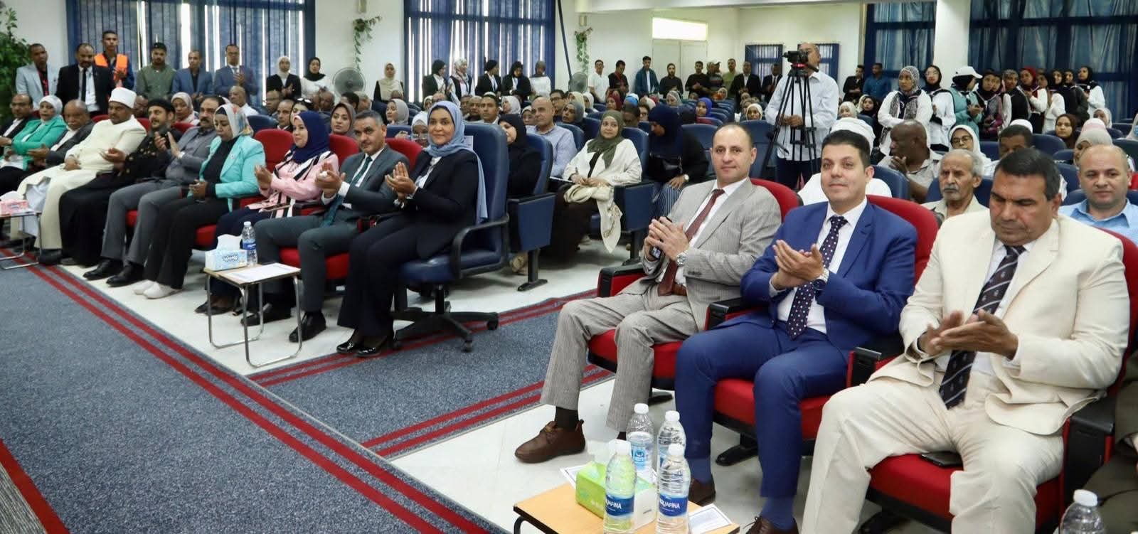 أخبار مصر والعالم لحظة بلحظة - محافظ أسوان ومدير صندوق مكافحة الإدمان يشهدان فاعليات إعادة دمج المتعافين في المجتمع