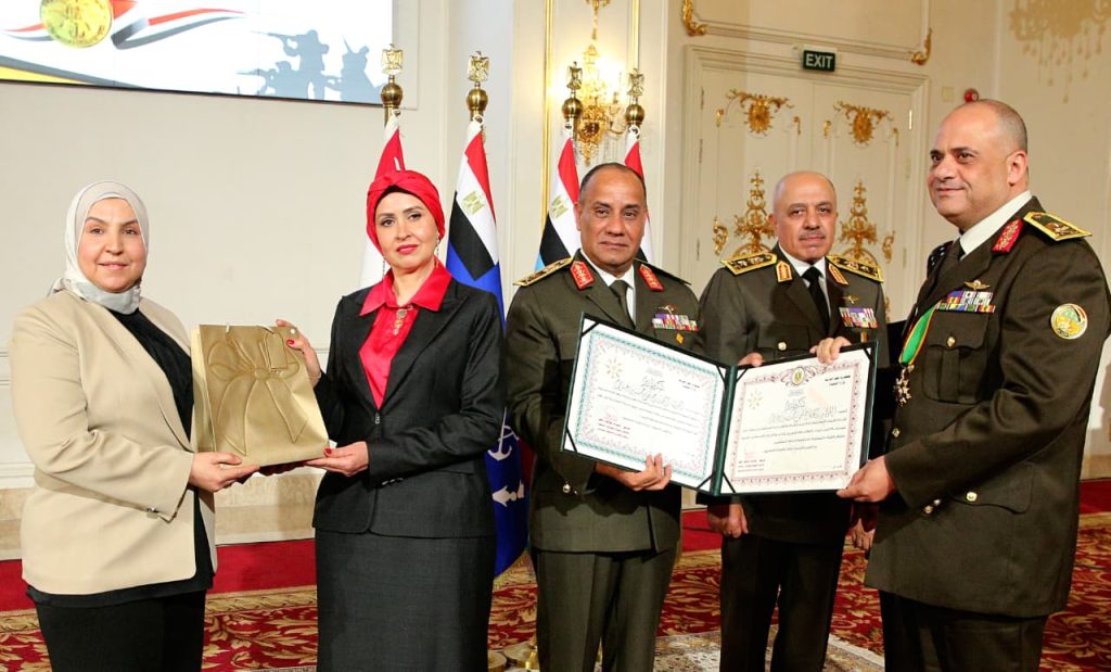 محطة مصر نيوز - وزير الدفاع والإنتاج الحربي يكرم عدداً من القادة الذين أوفوا العطاء بالقوات المسلحة