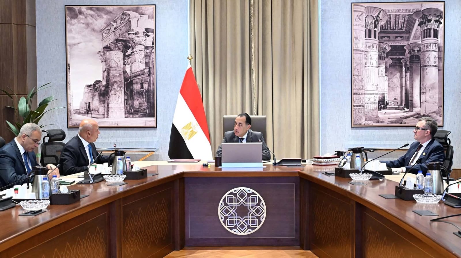 أخبار مصر - رئيس الوزراء يتابع الموقف التنفيذي لعدد من مشروعات قطاع الطرق ويوجه بتكثيف أعمال الصيانة