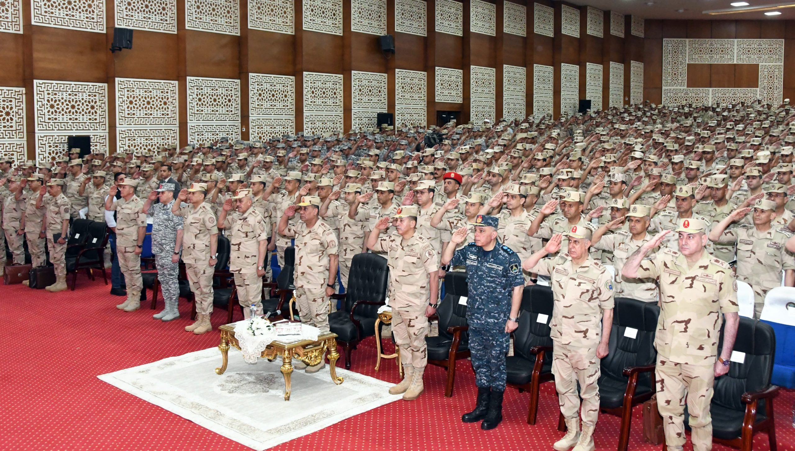 محطة مصر نيوز - وزير الدفاع والإنتاج الحربي يلتقي عدداً من مقاتلي المنطقة الغربية العسكرية