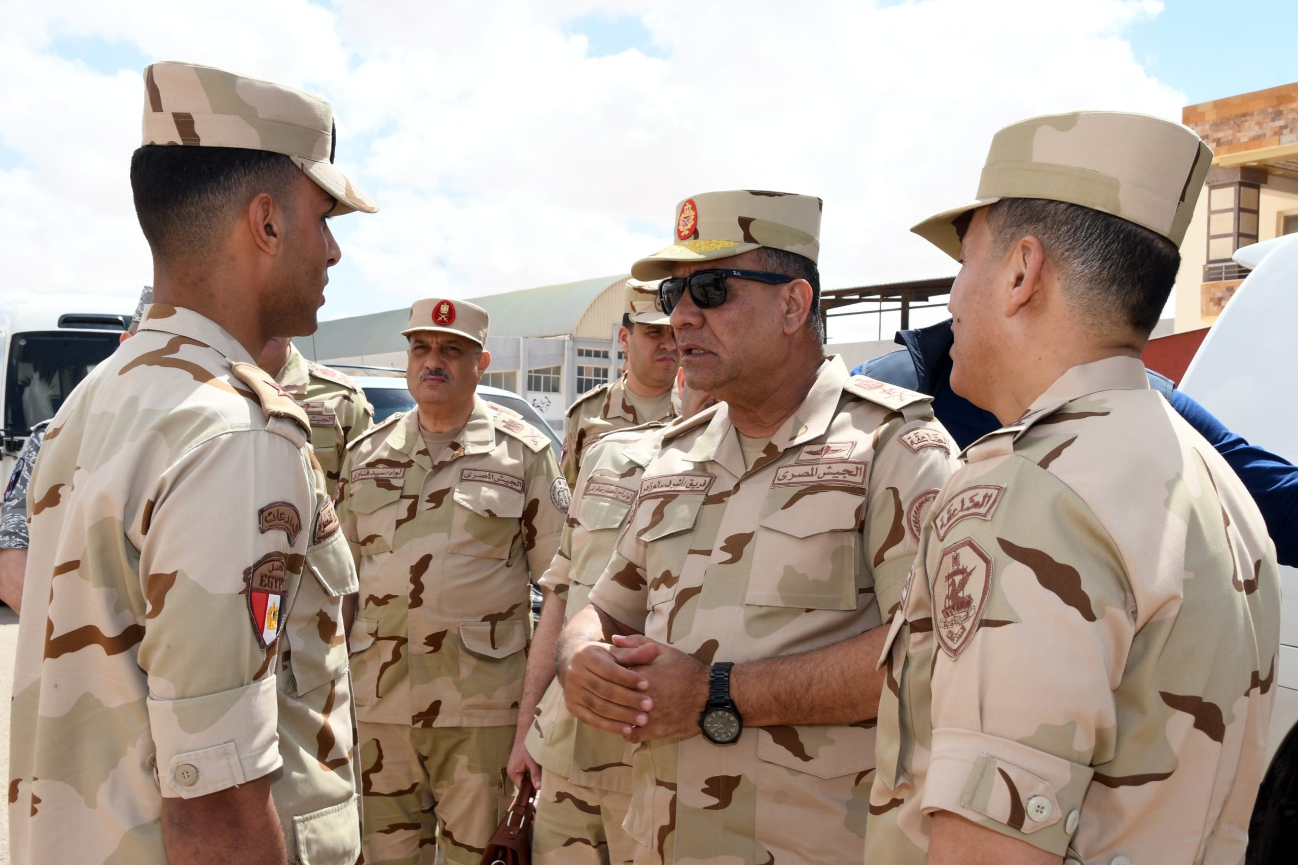 محطة مصر نيوز - وزير الدفاع والإنتاج الحربي يلتقي عدداً من مقاتلي المنطقة الغربية العسكرية