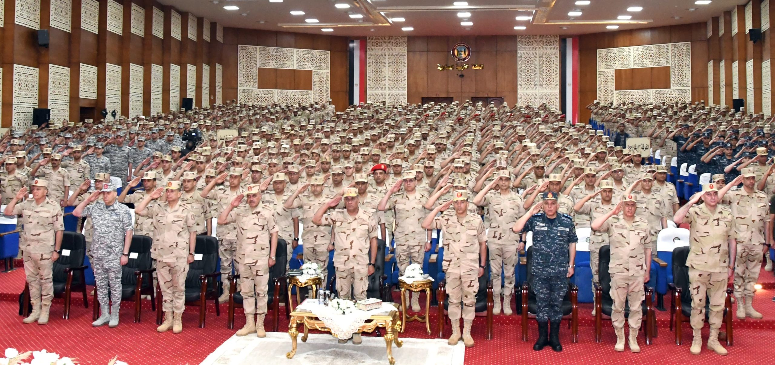 محطة مصر نيوز - وزير الدفاع والإنتاج الحربي يلتقي عدداً من مقاتلي المنطقة الغربية العسكرية