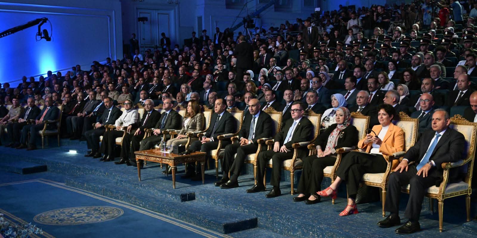 أخبار مصر والعالم لحظة بلحظة - مدبولي يشهد إطلاق "مبادرة المليون رخصة دولية" و"مرصد سوق العمل الدولي" لتأهيل الشباب لمتطلبات الاقتصاد الرقمي
