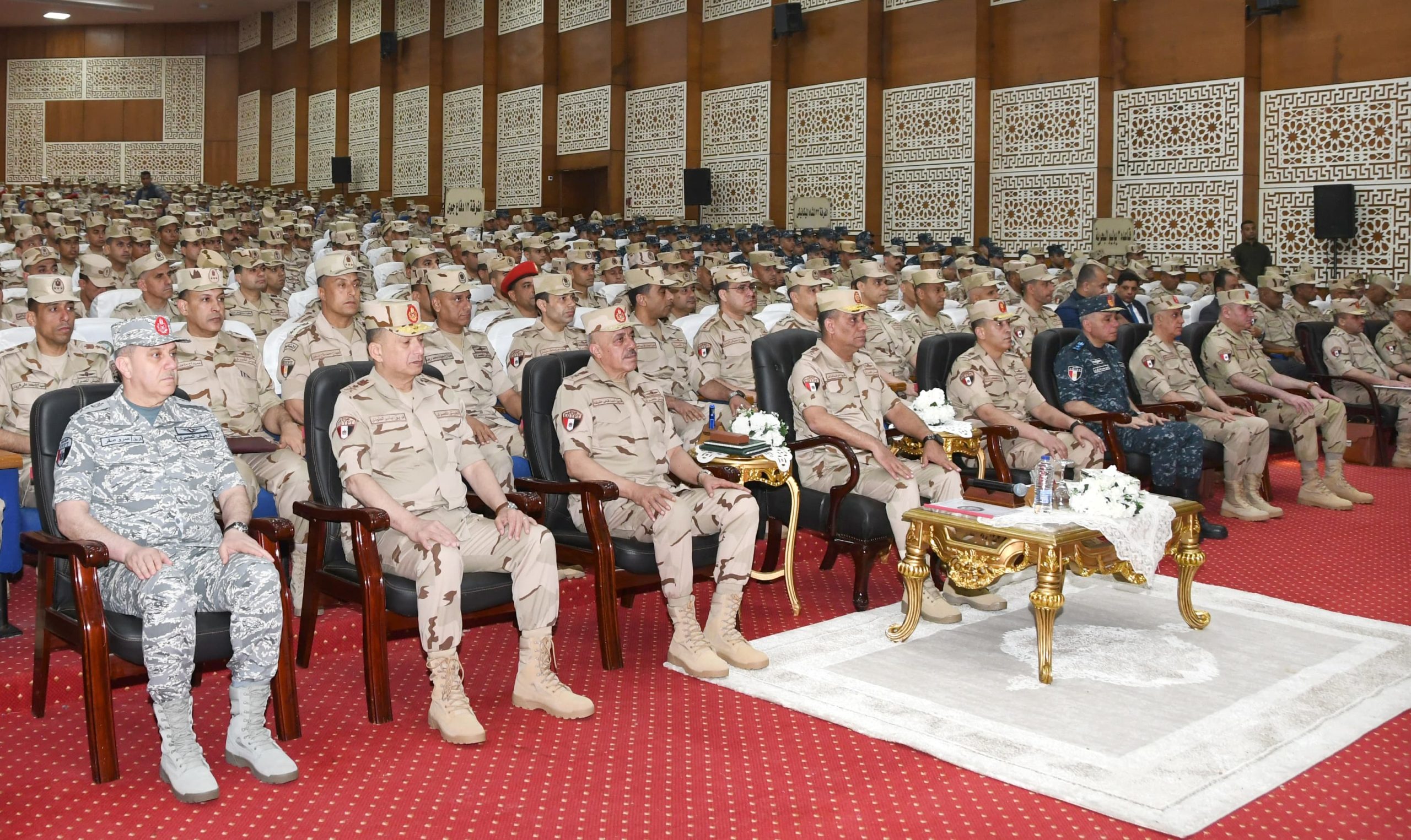 محطة مصر نيوز - وزير الدفاع والإنتاج الحربي يلتقي عدداً من مقاتلي المنطقة الغربية العسكرية