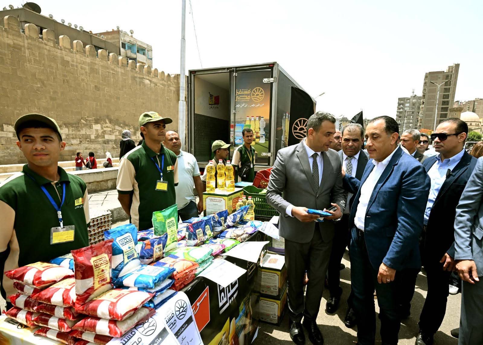 أخبار مصر والعالم لحظة بلحظة - في أثناء جولته بعدد من المناطق بمحافظة القاهرة: رئيس الوزراء يتفقد معرض «أهلًا بالعيد» بمنطقة الجمالية